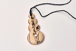 Pendentif en bois artisanal, design en écorce de bouleau naturel, collier avec cordon noir, bijoux en bois artisanal - Product Image 4