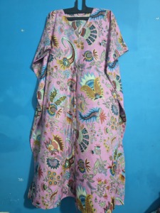 Vestido Kaftán con Estampado Floral Rosa para Mujer, Talla Única, Estilo Bohemio para la Playa o Fiestas de Verano, Cuello en V, Manga Media, 48 Pulgadas de Largo - Product Image 2