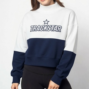 เสื้อสเวตเชิ้ตคอเต่าทรงโอเวอร์ไซส์สีแดงดำสำหรับผู้หญิง ปักลาย Trackstar ผ้าฟลีซหนานุ่ม - Product Image 3