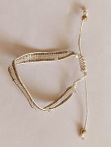 Bracelet perlé de style bohème en alliage plaqué or, bijoux unisexe, design rayé blanc et or - Product Image 2