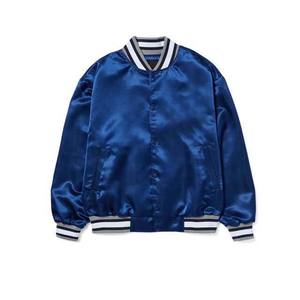 แจ็คเก็ตเบสบอลปักลายสไตล์สตรีทลำลองสำหรับผู้ชายแบบ OEM ขนาดใหญ่พิเศษ กันน้ำ สีและโลโก้สั่งทำได้ ผลิตจากผ้าไหมซาติน - Product Image 2