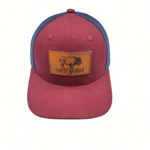 Gorra de camionero Richardson con parche de cuero personalizado y logotipo - Product Image 1