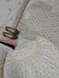 Robe traditionnelle indienne pakistanaise pour femmes, blanche, brodée, longueur cheville, avec bordure dorée, coupe ample, tenue de mariage - Product Image 5