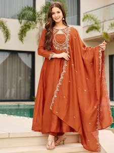 Elegante conjunto de kurta recta hasta la pantorrilla de tela Vichitra. Tela para kurta: Vichitra. Largo de la kurta: 52 pulgadas. - Product Image 3