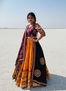 Ensemble Lehenga Choli de créateur jaune et violet pour Navratri, en coton mousseline épais, avec broderie de miroirs authentique et imprimé numérique, pour les festivals Garba et Dandiya - Product Image 4
