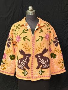 Vestes en coton matelassées brodées Suzani, respirantes, faites à la main, motif floral, pour les collections de mode bohème, vente en gros - Product Image 3