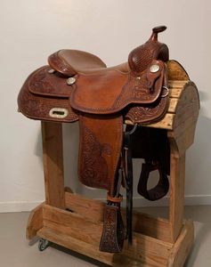 Silla de montar western de cuero con estructura de madera, herrajes de acero inoxidable SUS304, diseño grabado personalizado, calidad premium, silla de montar inglesa para equitación. - Product Image 1