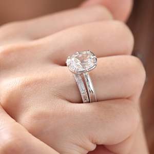 Bague de fiançailles solitaire en or blanc 14K avec diamant ovale de laboratoire 3 carats, taille « Old Mine Cut », certifiée IGI, sertie 8 griffes, style Milgrain - Product Image 4