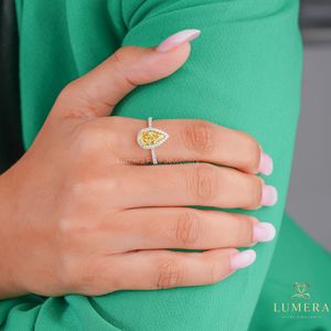 Anillo de Compromiso con Diamante Cultivado en Laboratorio, Corte Pera Amarillo, Certificado IGI, con Halo y Acentos de Micro Pavé - Product Image 1