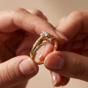 Bague de promesse en moissanite à taille ronde et tige fendue pour femme, en argent 925 avec breloques en rhodium, idéale pour un anniversaire ou une fête, pour votre partenaire - Product Image 3