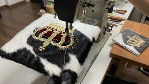 Écusson de luxe personnalisé en forme de couronne, brodé, en cuir, avec strass, appliqué doré, pour sacs, accessoires vestimentaires, épingle de sûreté - Product Image 3
