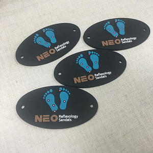Patch en caoutchouc PVC souple personnalisé OEM ODM avec logo en relief pour sacs et vêtements - Product Image 1