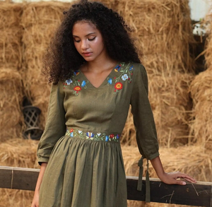 Vestido midi bohemio chic verde oliva de lino bordado con mangas tres cuartos, cuello en V floral, corte en A, estilo cottage core para mujer - Product Image 2