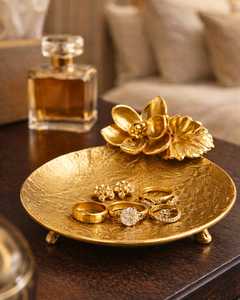 Bol en métal artisanal écologique et durable Golden Blossom Flora avec motif de fleur de lotus sculpté pour la décoration de mariage - Product Image 3
