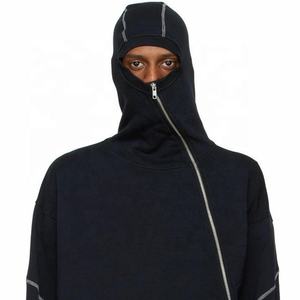 Vente en gros de sweats à capuche noirs pour hommes, style hip-hop streetwear, avec masque intégré, surpiqûres contrastées, fermeture éclair asymétrique, balaclava brodée - Product Image 4