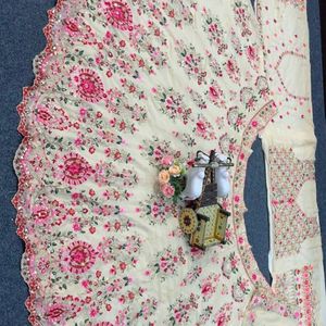 Conjunto de Lehenga Choli de georgette sintética de diseñador con bordados, lentejuelas y trabajo de corte es un conjunto étnico impresionante diseñado para bodas. - Product Image 5