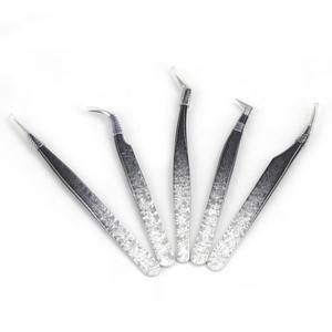 Pince à cils courbée pour une isolation facile des cils et la création de bouquets de volume – Outil professionnel pour salon - Product Image 1