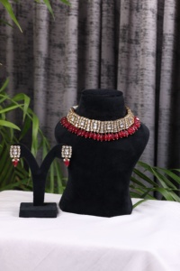 Parure de bijoux de mariage de luxe tendance pour femme : collier plaqué or 22 carats avec strass en cristal et boucles d'oreilles à perles rouges serties en canal de coupe ovale - Product Image 1