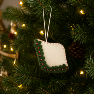 Ornement carré en feutre blanc avec bordure verte et perles rouges, décoration de Noël à suspendre - Product Image 1