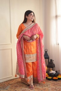 Traje Palazzo Naranja, Ropa Tradicional para Fiestas, Hilo Chinon con Trabajo de Lentejuelas Intrincado, Top Palazzo Dupatta para Ocasiones Festivas - Product Image 2