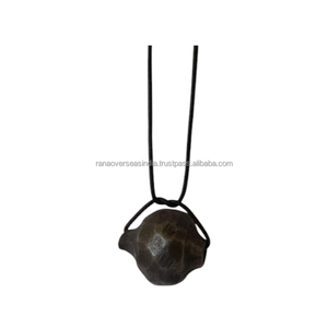 Collier pendentif en métal de fer de qualité supérieure avec design martelé Cadeau parfait pour elle et lui à des prix compétitifs - Product Image 4
