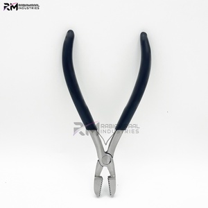 Pince de qualité supérieure RMI, acier inoxydable, embout argenté et poignée noire, finition mate. - Product Image 4