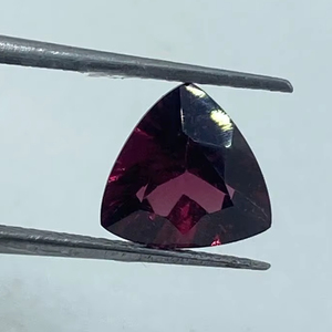 Piedra de granate rohdolita natural de alta calidad, gema suelta con corte triangular de 2.17 quilates para la fabricación de joyas. - Product Image 1