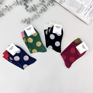 Chaussettes coréennes pour femmes, chaussettes mi-hautes à pois, en coton respirant, pour un usage quotidien, tricotées pour le printemps - Product Image 1