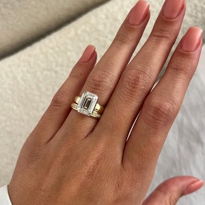 Anillo de Compromiso con Diamante Cultivado en Laboratorio de 3 Quilates, Corte Esmeralda, VVS2, con Engaste de Bisel, Conjunto de Anillos de Novia en Oro Amarillo de Dos Tonos - Product Image 4