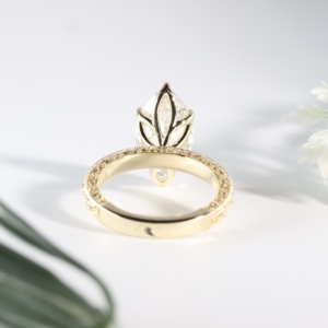 Anillo de boda vintage con diamantes marquise, estilo antiguo impresionante, con patrones florales y de hojas grabados, y grabado milgrain. - Product Image 2