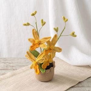 Maceta de flores de ganchillo hecha a mano, amigurumi de narciso tejido con hilo para decoración del hogar o del escritorio de oficina, regalo. - Product Image 1