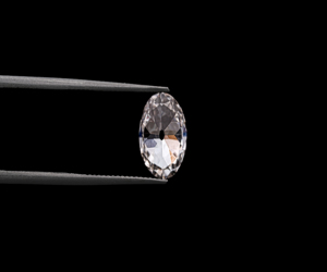 เพชร OM GEMS 1.05 กะรัต รูปทรงวงรี เพชรเลี้ยงในห้องปฏิบัติการ (Moval) สีแฟนซี เจาะด้วยเลเซอร์ สำหรับแหวนหมั้นและแหวนแต่งงาน รับรองโดย IGI - Product Image 4