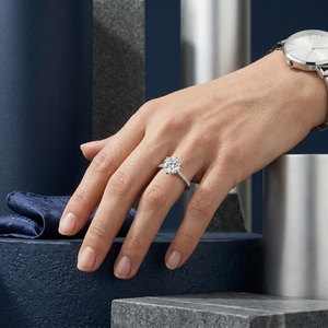 Anillo de Compromiso Clásico para Mujer en Platino PT950 con Diamante de Corte Brillante Redondo y Diamantes Laterales - Product Image 4