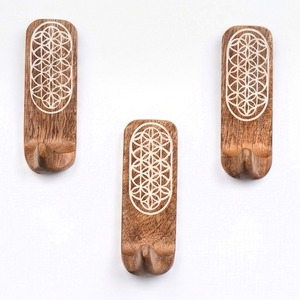 Cintres en bois de style européen classique, logo personnalisé, finition laquée lisse, crochet en métal chromé robuste - Product Image 4