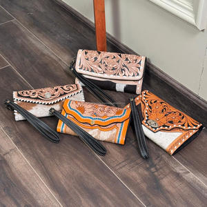 Cartera de mano de cuero con estampado en relieve para mujer - Product Image 4