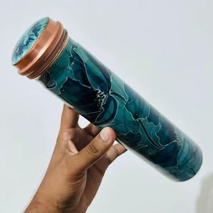Botella de agua azul cobre con estampado floral premium, perfecta para regalos festivos y ocasiones especiales, para servir agua. - Product Image 1