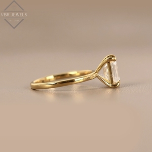 Anillo Solitario de Diamante Corte Esmeralda en Oro Amarillo con Cuatro Puntas, Joyería de Compromiso, Boda, Regalo para Mujer, Proveedor de Lujo - Product Image 3