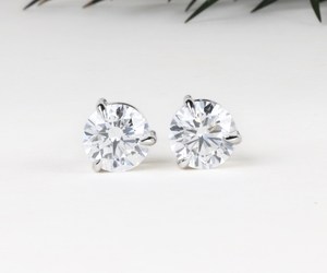 OM GEMS Paire de clous d'oreilles en diamant de laboratoire, clous Martini à 3 griffes, en or 14K, pour femme, solitaires, vente en gros - Product Image 6