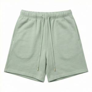 Shorts de felpa francesa estilo urbano con textura suave, cintura ajustable y corte moderno para looks casuales. - Product Image 1