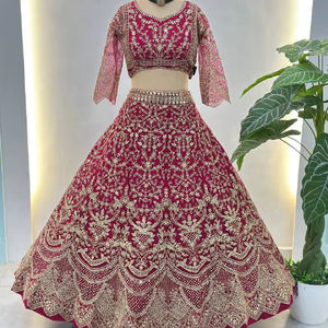 ชุดเลเฮนกาโชลีสุดหรูหรา งานปักลายผีเสื้อประณีต วัสดุผ้าตาข่ายรีไซเคิล ดีไซน์ดั้งเดิมสำหรับงานแต่งงานและงานเลี้ยง - Product Image 1