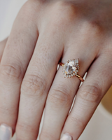 Anillo de compromiso de lujo chapado en rodio con moissanita de corte pera rosa melocotón brillante de 2.90 quilates, engaste de garras, sello oculto de oro macizo de 14K