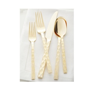 Couverts en métal, accessoire de repas de signature, conçus pour favoriser une présentation élégante des aliments et un confort de service à table résidentiel - Product Image 1