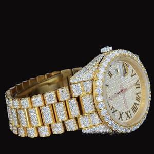 Reloj de pulsera clásico personalizado de fábrica con diamantes de moissanita, esfera redonda, movimiento de cuarzo dorado para hombre, estilo hip hop brillante - Product Image 2