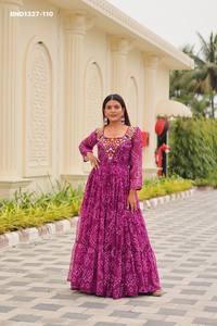Vestido largo de alta calidad en georgette sintética con estampado Bandhej y Gamthi con trabajo de espejos reales, proveedor de la India. - Product Image 2
