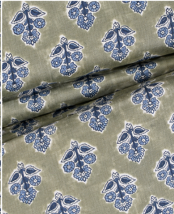Tela de algodón estampada a mano con motivos florales en verde oliva y azul marino, con un pequeño diseño de hojas y un borde botánico grande, textil suave y transpirable. - Product Image 5