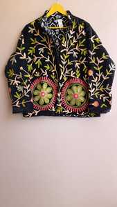 Cardigan de festival oversize, veste Suzani brodée à la main à motifs floraux, vêtement d'extérieur bohème d'inspiration vintage, manteau d'hiver artisanal et distinctif - Product Image 2