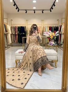 Robe midi en coton brodée crème avec motif floral noir, vêtements traditionnels indiens et pakistanais pour femmes, coupe régulière, toutes saisons - Product Image 3