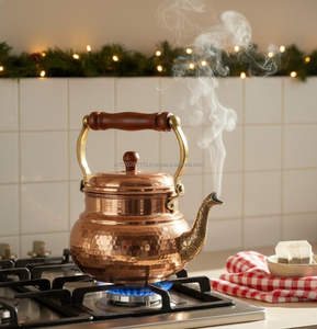 กาต้มน้ำทองแดงโบราณทำมือ พร้อมผิวสีธรรมชาติและโครงสร้างแบบดั้งเดิม เหมาะสำหรับนักสะสมและการตกแต่งบ้านสไตล์ชนบท - Product Image 6