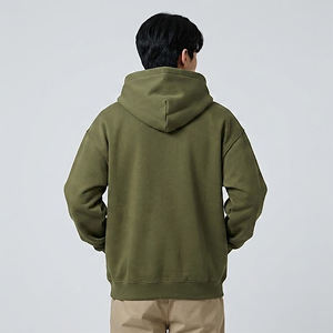 เสื้อฮู้ดซิปผู้ชายสีเขียวมะกอกคุณภาพสูง ทรงปกติ ผ้าโพลีเอสเตอร์เฟรนช์เทอร์รี่ สไตล์ลำลอง สตรีทแวร์ โลโก้ด้านหน้า - Product Image 2