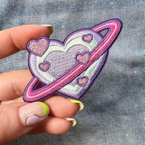 Parche de chenilla con letras bordadas de diseño personalizado, con lentejuelas grandes y brillantes, para universidades, con logotipo elegante, venta al por mayor - Product Image 2